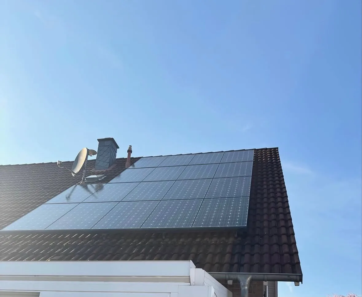 Gereinigte Photovoltaik-Solaranlage auf Wohnhausdach am Niederrhein